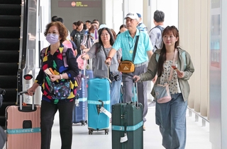 台湾から神戸空港に到着した旅行客ら＝１７日午後、神戸市中央区（撮影・小林良多）