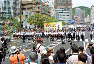 フラワーロードで華々しく開幕した神戸まつり＝１８日午前、神戸市中央区（撮影・笠原次郎）