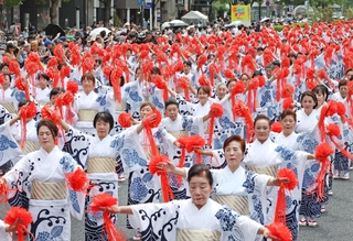 総勢約６００人。総踊りを披露する女性たち＝１８日午前、神戸市中央区（撮影・笠原次郎）