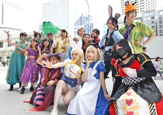 神戸まつりで初登場のコスプレイベント「かみこす！」に集ったコスプレ＾ヤーら＝１８日午前、神戸市中央区（撮影・丸山桃奈）