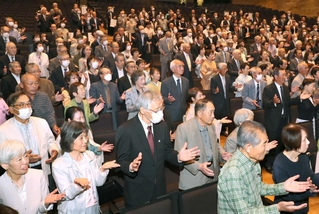 一本締めで金婚を祝う夫婦ら＝１８日午後、姫路市神屋町のアクリエひめじ（撮影・辰巳直之）