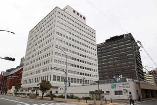 県庁舎と一体整備される予定の旧兵庫県民会館＝２０２４年９月、神戸市中央区下山手通４