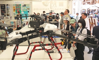 消火や物資運搬などで使われるドローンが展示された会場＝大阪市此花区の夢洲