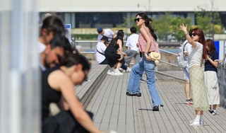 強い日差しの下、薄着になって海辺を観光する人たち＝２０日午後、神戸市中央区、メリケンパーク（撮影・小林良多）