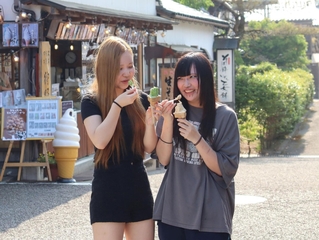 気温が上昇した出石城下町では、半袖シャツ姿でジェラートを頰張る住民の姿がみられた＝２０日午後、豊岡市出石町（撮影・大高　碧）