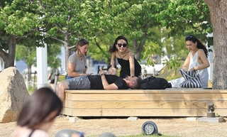 強い日差しの下、薄着になって海辺を観光する人たち＝２０日午後、神戸市中央区、メリケンパーク（撮影・小林良多）