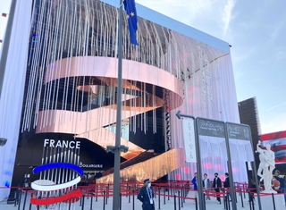 「愛の讃歌」をテーマに掲げる大阪・関西万博のフランス館＝大阪市此花区の夢洲