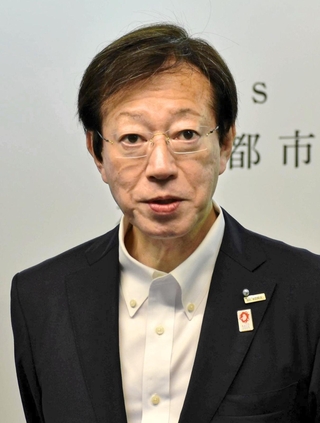 定例会見で記者の質問に答える久元喜造神戸市長＝２１日午後、神戸市役所