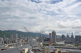 雲が多い神戸市街地の空。時々、晴れ間がのぞいた＝２２日午前、神戸市中央区東川崎町１から