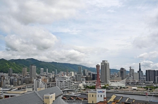 雲が多い神戸市街地の空。時々、晴れ間がのぞいた＝２２日午前、神戸市中央区東川崎町１から
