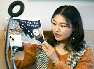 交流サイト（ＳＮＳ）も使いながら、語り部活動に取り組む米山未来さん＝淡路市内