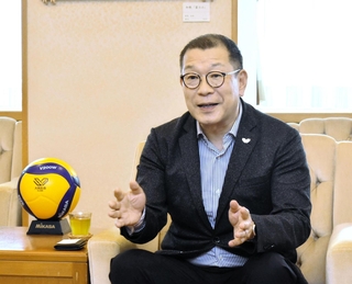 オールスター戦の開催をＰＲする大河正明チェアマン＝神戸市役所