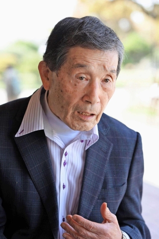 被爆体験などを語る岸本吉弘さん＝明石市の兵庫県立明石公園（撮影・風斗雅博）