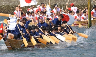 ドラや太鼓のリズムに合わせて力強く水をかくこぎ手たち＝２５日午後、相生市の相生湾（撮影・辰巳直之）