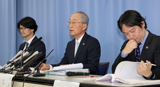 報告書について説明する第三者調査委員会の工藤涼二委員長（中央）＝２７日午後、神戸市中央区（撮影・小林良多）