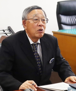 会議の冒頭であいさつをする県選管の永田秀一委員長＝兵庫県庁