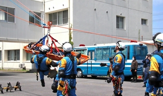 庁舎の屋上から要救助者を運ぶ機動隊員ら＝淡路市郡家、淡路署津名西分庁舎