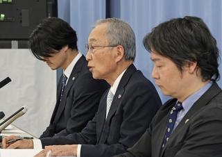 報告書について説明する第三者調査委員会の工藤涼二委員長（中央）＝27日午後、神戸市中央区（撮影・小林良多）