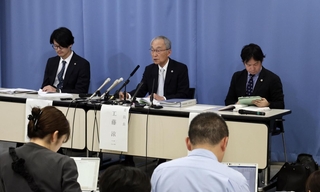 報告書について説明する第三者調査委員会の工藤涼二委員長（中央）＝27日午後、神戸市中央区（撮影・小林良多）