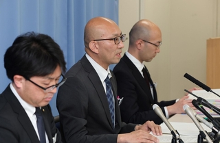 前総務部長への懲戒処分について発表する兵庫県の波多野武志職員局長（中央）ら＝27日午後、神戸市中央区（撮影・小林良多）