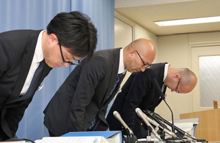 前総務部長への懲戒処分について発表し、謝罪する兵庫県の波多野武志職員局長（中央）ら＝27日午後、神戸市中央区（撮影・小林良多）