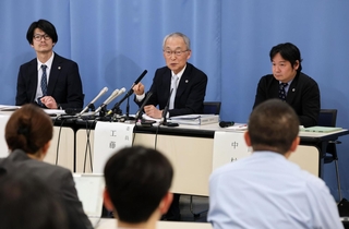 報告書に関する質疑に答える第三者調査委員会の工藤涼二委員長（中央）＝２７日午後、神戸市中央区（撮影・小林良多）