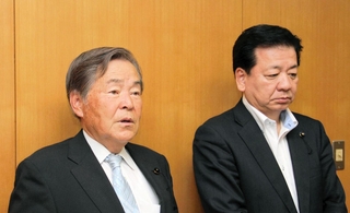 非公開情報の漏えいを巡り、関係した議員への処分内容などを説明する兵庫県議会の浜田知昭議長（左）と谷井勲副議長＝２７日午後、神戸市中央区