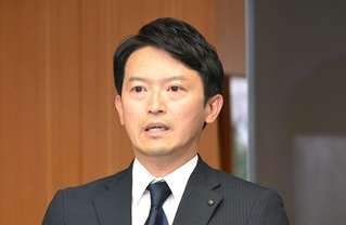 前総務部長の情報漏えいが第三者委に認定されたことなどを巡り、取材に応じる斎藤元彦知事＝２７日午後、神戸市中央区、兵庫県庁（撮影・大田将之）