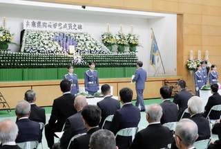 兵庫県殉職警察職員慰霊祭で祭壇に献花する参列者ら＝芦屋市朝日ケ丘町、県警察学校