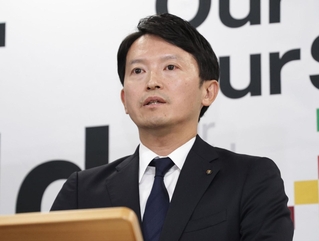 前総務部長の情報漏えいが第三者委に認定されたことなどを巡り、定例会見で記者からの質問に答える斎藤元彦知事＝28日午後、神戸市中央区、兵庫県庁（撮影・丸山桃奈）