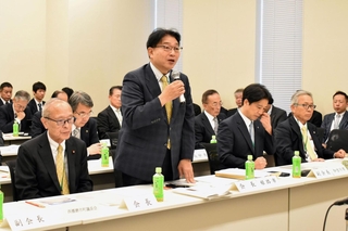 地域の課題について説明する姫路市の清元秀泰市長（中央）ら＝東京都千代田区