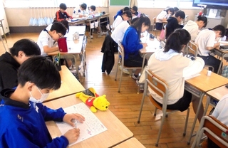 子ども新聞のコラムを書き写す小学６年生たち＝姫路市立豊富小中学校