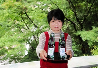 布引の滝近くの茶屋で提供されることになったラムネ。女将の山口公子さんは「風情を楽しんで」と話す＝神戸市中央区葺合町、おんたき茶屋
