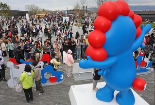 ミャクミャクのオブジェを撮影しようと集まる来場者ら＝４月１３日、大阪市此花区の夢洲（撮影・笠原次郎）
