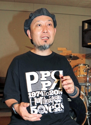 「オリックスを神戸で見られるのは幸せ」と語るコザック前田さん＝神戸市兵庫区大開通７、スタジオ「ギンガムチェック」
