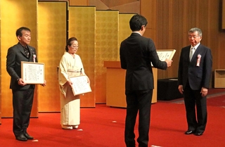兵庫県の「県勢高揚功労者」に選ばれた黒田賢一さん（右端）ら＝神戸市中央区波止場町、ホテルオークラ神戸