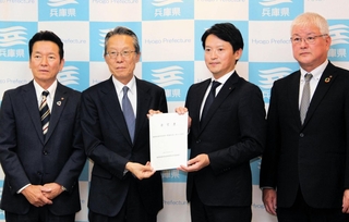 斎藤元彦知事（右から２人目）に要望書を手渡す播磨臨海地域道路網建設促進協議会の齋木俊治郎会長（同３人目）ら＝兵庫県庁