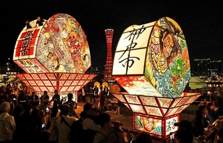 神戸ポートタワーを背景に、勇壮な練り歩きで観客らを魅了した弘前ねぷた＝３０日夜、神戸市中央区東川崎町１（撮影・斎藤雅志）