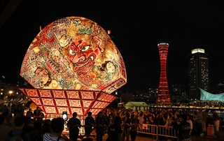 神戸ポートタワーを背景に、勇壮な練り歩きで観客らを魅了した弘前ねぷた＝３０日夜、神戸市中央区東川崎町１（撮影・斎藤雅志）