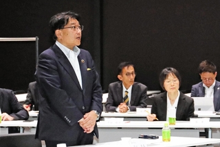姫路国際ヴァイオリンコンクール実行委員会の設立総会であいさつする姫路市の清元秀泰市長＝同市神屋町、アクリエひめじ