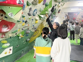 部活の地域移行を前に、体験会でスポーツクライミングを教わる児童ら＝２月、神戸市長田区（神戸市教育委員会提供）