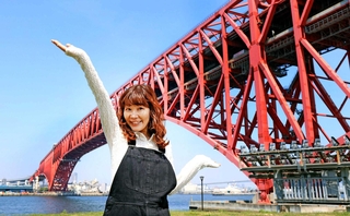 お気に入りという「港大橋」の前でポーズを取るラジオＤＪの尾上さとこさん＝大阪市住之江区南港東９