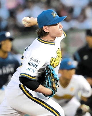 「がんばろうＫＯＢＥ」の復刻ユニホームで力投するオリックスの宮城大弥投手＝３１日夜、神戸市須磨区のほっともっとフィールド神戸（撮影・中西幸大）