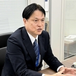 中学校部活動の地域移行について狙いなどを語る神戸市教育委員会の福本靖教育長＝神戸市中央区