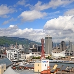 めまぐるしく空模様が変わった神戸の市街地＝２日午後、神戸市中央区から（撮影・小林良多）