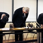 患者２人が死亡した医療事故を受けて頭を下げる神戸市立医療センター西市民病院の中村一郎院長（中央）ら＝２日午後、神戸市役所