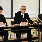 患者２人が死亡した医療事故を受けて会見する神戸市立医療センター西市民病院の中村一郎院長（中央）ら＝２日午後、神戸市役所