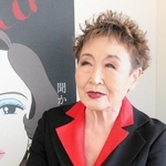 各地で戦火が上がる今こそ、憲法９条が提唱する平和の理念を世界に訴えるべきと話す加藤登紀子さん＝東京都渋谷区