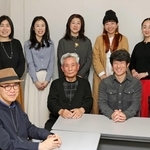 例会に集まった「語り部ＫＯＢＥ１９９５」のメンバー。代表の長谷川元気さん（前列右から２人目）、前代表の田村勝太郎さん（前列右端）らが穏やかな表情を見せる＝神戸市長田区若松町４（撮影・中西幸大）