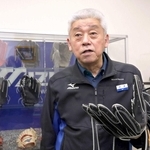 長年、イチローさんら一流選手のグラブを手がける岸本耕作さん＝宍粟市波賀町安賀、ミズノテクニクス波賀工場（撮影・辰巳直之）